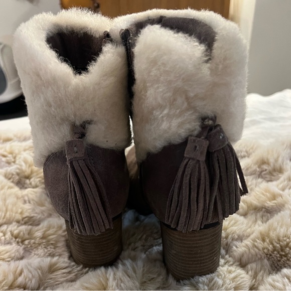 short boots taupe worn once white fur super comfortable and perfect for winter - Picture 3 of 3